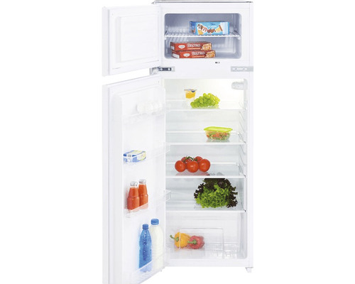 Bílá chladnička s otevřenými dveřmi a potravinami