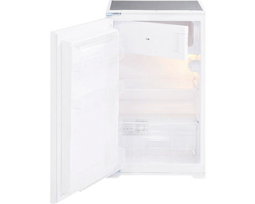 Otevřená bílá chladnička s policemi