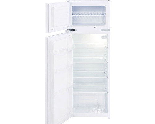 Bílá chladnička s otevřenými dveřmi, ukazující police