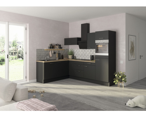 Moderní kuchyně s černými skříňkami, světlými dřevěnými pracovními deskami a obkladem