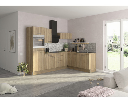 Moderní kuchyně s dřevěnými čely, černým odsavačem par a obkladem za kuchyňskou linkou ve světlé místnosti.