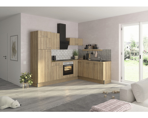 Světlá kuchyně s vestavěnou kuchyní, odsavačem par a dřezem ve světlé místnosti.