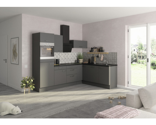 Šedá rohová kuchyně s umyvadlem, sporákem a odsavačem par ve světlé místnosti