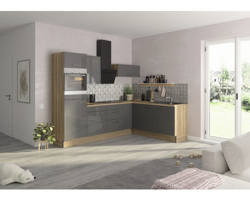 Moderní kuchyně se šedými skříňkami, odsavačem par a dřevěnými prvky ve světlé místnosti.