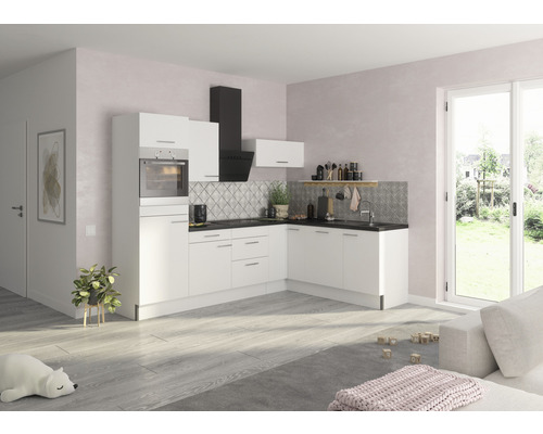 Kompaktní kuchyňská linka s vestavnou troubou, digestoří a dřezem ve světlé místnosti