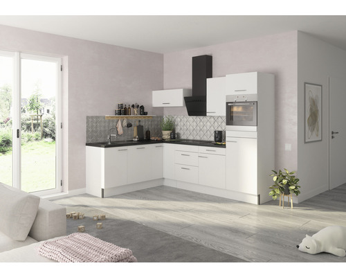 Světlá vestavěná kuchyně s dřezem, sporákem a digestoří