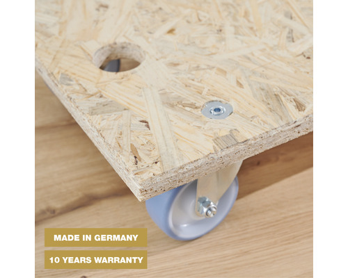 Detailní pohled na přepravní váleček ze dřeva s otvorem a kolečkem