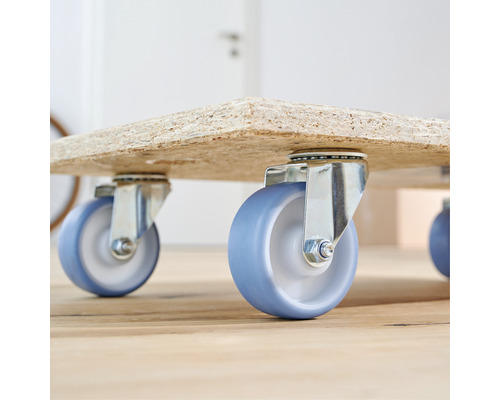Nábytková kolečka s modrými kolečky pod dřevěnou deskou