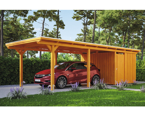 Dřevěný carport s kůlnou na nářadí a červeným autem