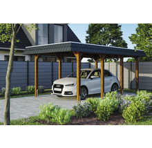 Dřevěný carport s autem a zahradní úpravou