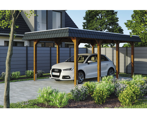 Dřevěný carport s autem a zahradní úpravou