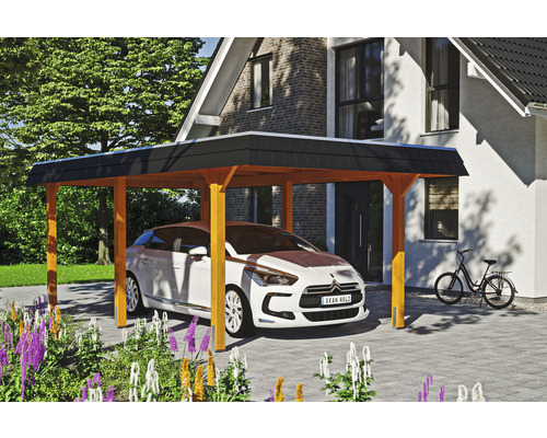 Dřevěný přístřešek pro auto s autem a kolem před domem
