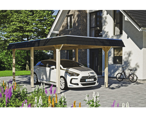 Dřevěný přístřešek pro auto s autem zaparkovaným pod ním před domem.