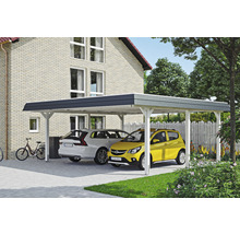 Přístřešek pro auto se dvěma zaparkovanými auty před domem