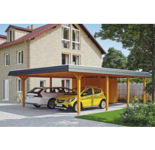 Dřevěný dvojitý carport se dvěma zaparkovanými auty před rodinným domem.