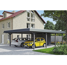 Přístřešek pro auto se dvěma zaparkovanými auty před domem