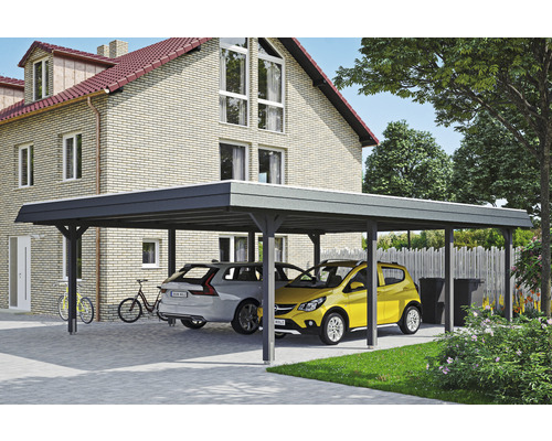 Přístřešek pro auto se dvěma zaparkovanými auty před domem.