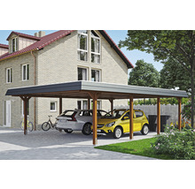Dřevěný přístřešek pro auto se dvěma zaparkovanými auty před domem