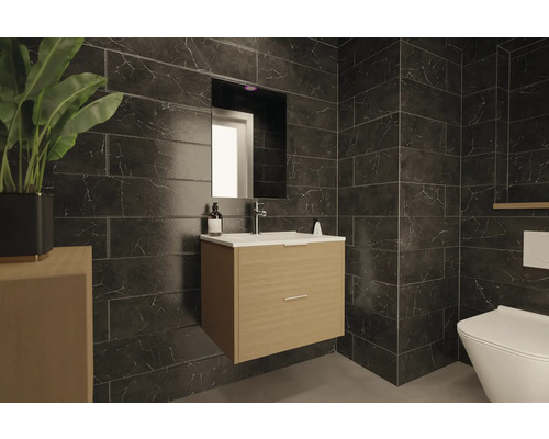 Moderní koupelna s umyvadlem, zrcadlem a toaletou na tmavém obkládaném pozadí.