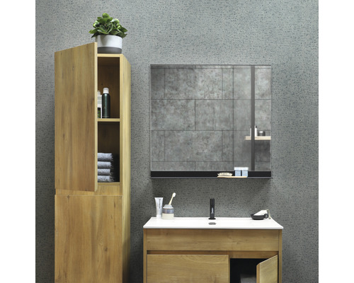 Moderní koupelna s umyvadlem, zrcadlovou skříňkou a vysokou skříňkou