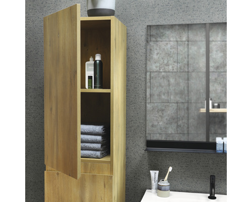 Koupelnová scéna s vysokou skříní, ručníky, kosmetickými produkty, zrcadlem a umyvadlem