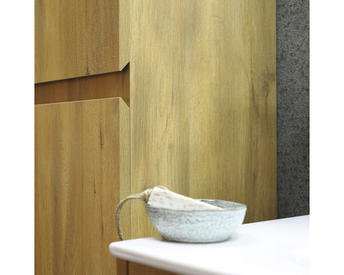 Koupelna s dřevěnou skříňkou, umyvadlem a miskou na mýdlo