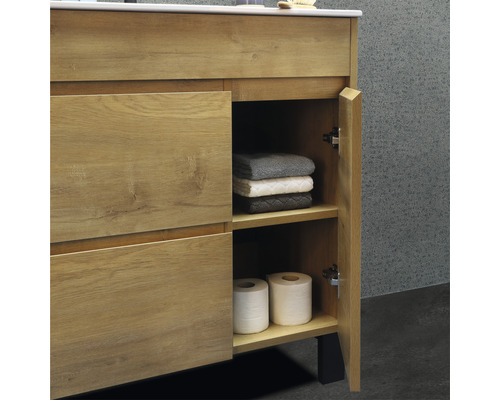 Koupelnový nábytek s otevřenou skříňkou, úložnými přihrádkami, ručníky a toaletním papírem