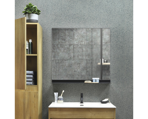 Moderní koupelna s umyvadlem, zrcadlovou skříňkou a otevřenou policí