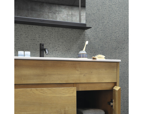 Koupelna s umyvadlovou skříňkou ze dřeva, umyvadlem na desku a baterií