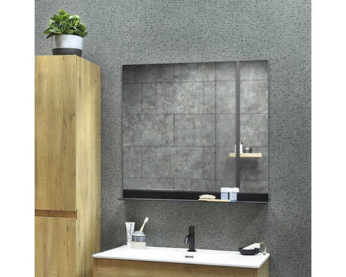 Koupelna s umyvadlem, zrcadlem a vysokou skříní ve vzhledu dřeva před šedou stěnou