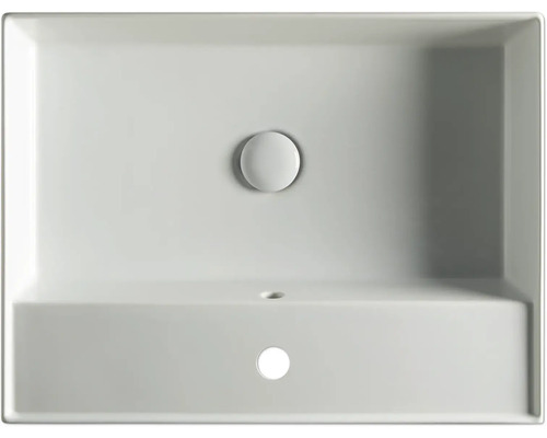 Pohled shora na obdélníkové umyvadlo z keramiky s odtokovou armaturou