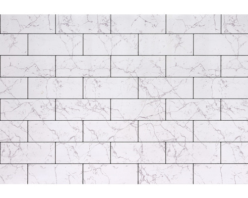 Stěna z dlaždic s mramorovým vzhledem a obdélníkovými dlaždicemi