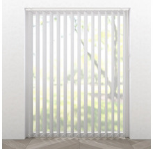 Vertikální žaluzie u okna