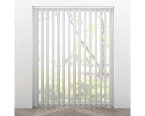 Vertikální žaluzie u okna