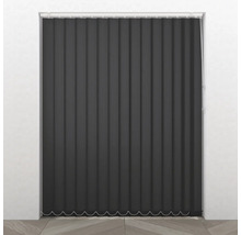 Šedé lamelové žaluzie před oknem pro regulaci světla.