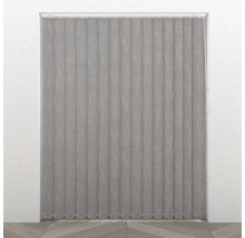 Látková vertikální žaluzie před oknem