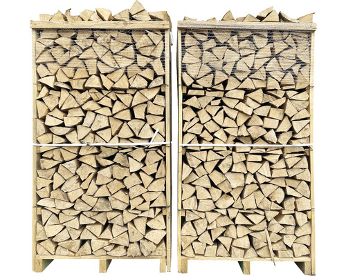 Dvě palety štípaného palivového dřeva.