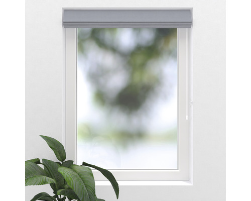 Okno s látkovými roletami