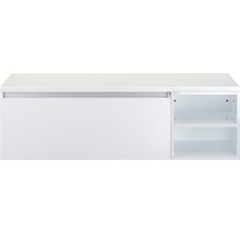 Bílá závěsná spodní skříňka se zásuvkou a dvěma přihrádkami.