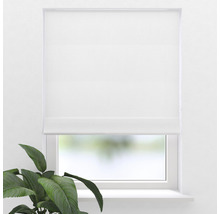 Okno s bílou roletou