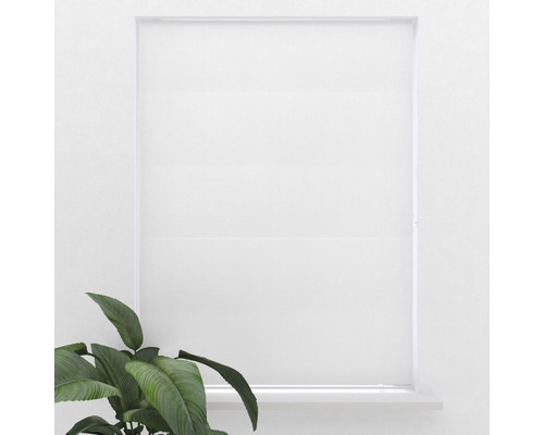 Okno se staženou roletou pro zatemnění