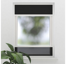 Okno s černou plisovanou žaluzií