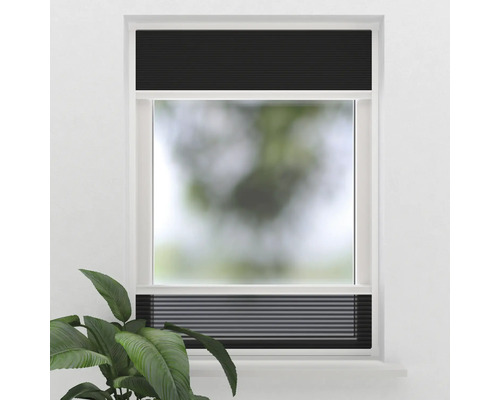 Okno s černou plisovanou žaluzií