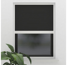 Okno s černou plisovanou roletou pro regulaci světla