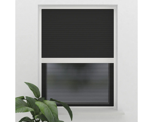 Okno s černou plisovanou roletou pro regulaci světla