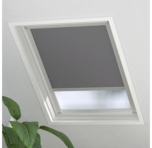 Střešní okno se šedou zatemňovací roletou