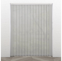 Vertikální žaluzie před oknem nebo dveřmi