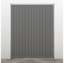 Šedé lamelové závěsy před oknem