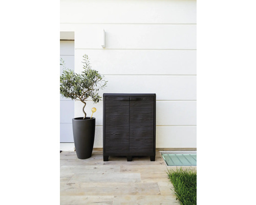 Zahradní skříňka se dvěma dvířky vedle olivovníku v květináči