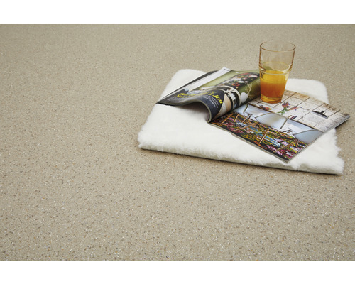 Dekorativní podlahová plocha s časopisem, nápojem a polštářem